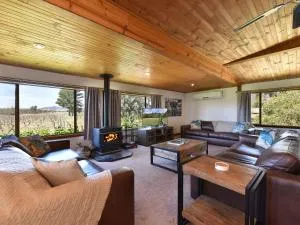 Soldiers Cottage picturebook vineyard home - Putty