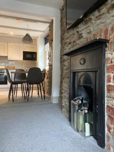 On Season 4 of BBC 1s BEYOND PARADISE - Prospect House is TWO PRIVATE APARTMENTS in this 17th CENTURY COTTAGE - Apartment 2 has a KIDS CABIN BUNK ROOM - Book both apartments for ONE LARGE HOUSE with Connecting Door In Lobby - FREE PUBLIC PARKING OUTS