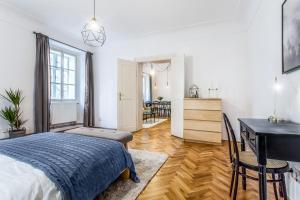 Old Town 2 BDR apartment, free coffee