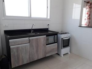 EXCELENTE APARTAMENTO NOVO - PRÓXIMO a PRAIA COM INTERNET !!