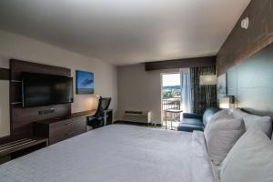 Deluxe King Suite with View room in Holiday Inn Express Spokane-Downtown an IHG Hotel