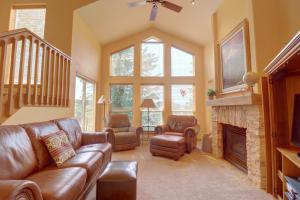Three-Bedroom Townhouse room in 75 Corinthian 3Br 3Ba Spacious Layout Private Garage townhouse