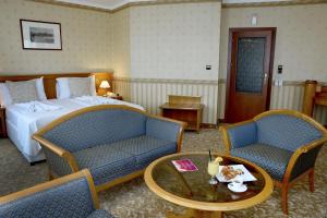 One-Bedroom Suite - with Work Friendly facilities and Free Parking room in Hotel Downtown