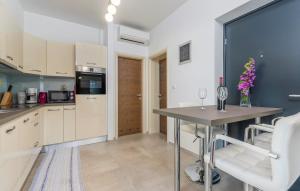 Apartment Vedran with Pool