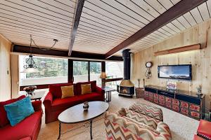 Two-Bedroom Apartment room in Updated Mountainside Condo with Hot Tub condo