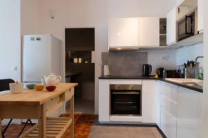 GRAND APPARTEMENT LUMINEUX POUR 2 à 4 PERSONNES A AVIGNON INTRA-MUROS WiFI GRATUIT