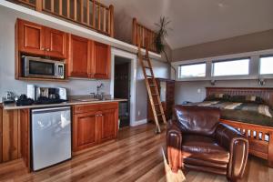 Birds of a Feather Victoria Oceanfront Studio Suites