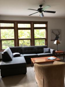 5 min to village w/hot tub by Reserver.ca