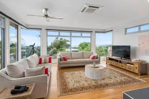 Aires Coastal Beach House Luxury with Ocean Views - Moggs Creek