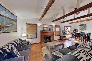 Two-Bedroom House room in Venice Cottage with Carport 1 Block to Beach! Duplex