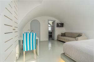 Central Fira Suites