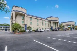 Clarion Inn & Suites Central Clearwater Beach - Oldsmar