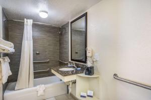 King Room - Non-Smoking room in Clarion Inn & Suites Central Clearwater Beach