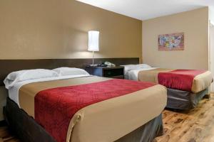 Double Room with Two Double Beds - Non-Smoking room in Econo Lodge Sebring