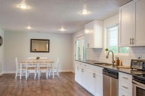 Never Stop Exploring- 3 bedroom 2 bath home of duplex, close to Zion, Bryce, and Brianhead