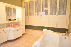 Brockamour Manor Bed and Breakfast