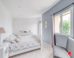 maison blanche piscine et petit déjeuner - Scorbé-Clairvaux