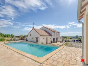 maison blanche piscine et petit déjeuner