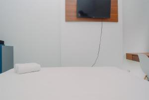 Cozy and Minimalist Studio Patraland Urbano Apartment near Bekasi Station By Travelio