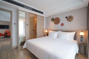 Suite 2 phòng ngủ có 1 giường King và 2 giường đôi - Không hút thuốc (2 Bedroom Suite 1 King 2 Double Non-Smoking)