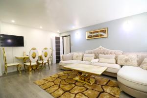 Queen Stay Apartments