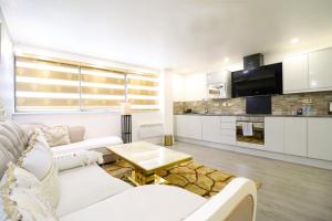 Queen Stay Apartments