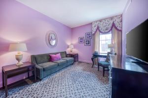 Deluxe Queen Suite room in The Mayton