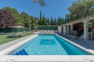 Villa de 3 chambres avec piscine privee jacuzzi et jardin amenage a Oppede