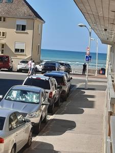 Appartements Les Obiones, Fort Mahon Plage, magnifique studio cabine 4p vue laterale mer avec balcon , parking prive gratuit, wifi, classe 2 etoiles, exposition plein sud en Baie de Somme : photos des chambres