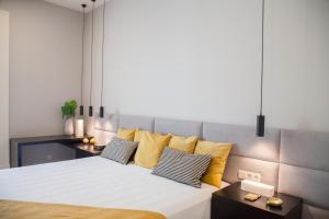 FLH Augustas Arch Sophisticated Flat