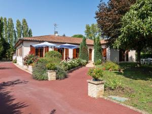 Beautiful Villa with Private Garden in Pineuilh Aquitaine