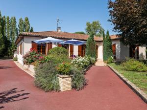Beautiful Villa with Private Garden in Pineuilh Aquitaine
