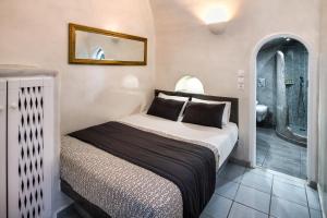 Katerina's Castle - Caldera Cave Hotel Santorini Greece