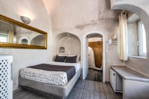 Katerina's Castle - Caldera Cave Hotel Santorini Greece