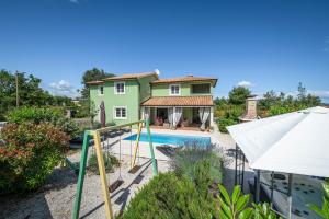 Spacious holiday house pool jacuzzi playground 6+2