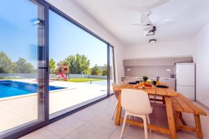 VILLA ALMIC with heated pool, 5 bedrooms, Gaming room, a multi-use playground court