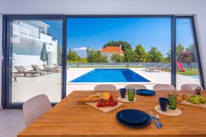 VILLA ALMIC with heated pool, 5 bedrooms, Gaming room, a multi-use playground court