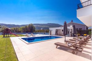 VILLA ALMIC with heated pool, 5 bedrooms, Gaming room, a multi-use playground court
