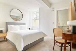 Queen Room room in Sonder at Kensington Prince of Wales