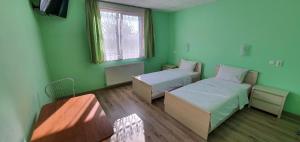 Superior Twin Room with Garden View room in Luxor Inn & Suites