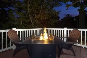 Mountain Creek Cabin - Luxury Lakefront Home - Hot Tub- Pool Table - Movie Theater - Lampe