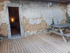 B&B / Chambres d'hotes 10 mn A7 Chambre d Hotes et gites de Cozance Piscine, Mini ferme gratuit - Spa et sauna en extra sur reservation : photos des chambres