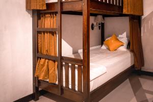 Giường trong Phòng ngủ tập thể Nữ 4 Người (Bed in 4-Bed Female Dormitory Room)