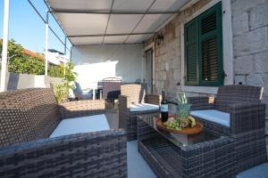 Antique beautiful apartment in center with terrace & sea view 