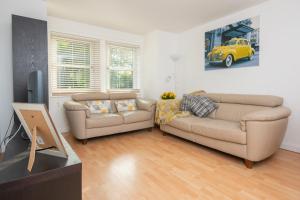 Free Allocated Barrier Secured Parking Space at rear entrance & Fast WIFI, Ideal for long term contractor, corporate, etc stays, Regular housekeeping option - Dwellcome Home Ltd 2 Bedroom King & Double Central Apartment - see our site for assurance