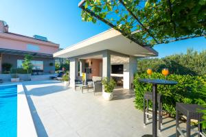 Villa Toni with 5 bedrooms and heated pool