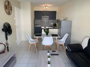 Appartements F2 renove lumineux dans residence avec balcon et parking : photos des chambres