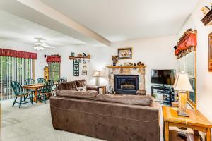 Three Bedroom House room in Northridge 133