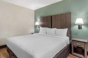 King Room - Accessible/Non-Smoking room in Econo Lodge Portland Airport