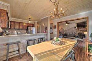 Beech Mountain Resort Condo - 2 Mi to Ski Slopes